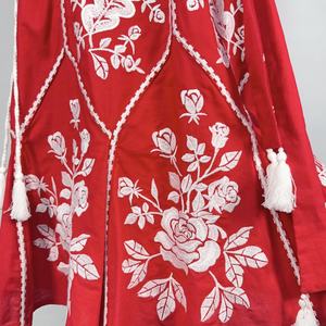 เดรสสไตล์เรโทรลายปักดอกไม้สไตล์ชนเผ่า งานปักหนาแน่น แขนยาว กระโปรงยาวปานกลาง ลายดอกไม้ - Product Image 5