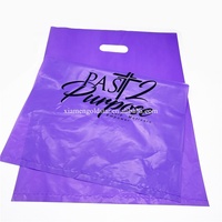Hoge kwaliteit kleine zwarte plastic boodschappentas met handvat voor kleine bedrijven, aangepaste logo-druk mogelijk.