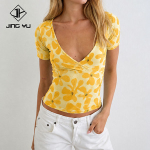 Fabricante diseña top corto informal de verano con estampado y cuello en V, hecho a medida con tela de rayón. - Product Image 2