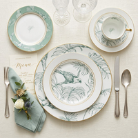 Service de table en céramique de luxe vert menthe avec bordure dorée, motif perroquet, assiettes en porcelaine fine personnalisées, tasses à thé et café, soucoupes, ensemble de vaisselle