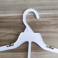 Cintre en plastique blanc avec logo personnalisé Barboteuses pour bébé Cintres pour vêtements Long Johns Design classique Crochet pour tablier de manteau Cintre de présentation