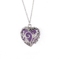 Collier pendentif magique fluorescent avec breloque coeur creux qui brille dans le noir