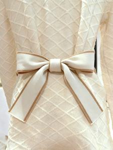 เสื้อสเวตเตอร์ถักมือทรงยาวสำหรับผู้หญิง สีขาว คอเต่า ดีไซน์เก๋ ดูหรูหรา สวมใส่สบาย เหมาะสำหรับวันสบายๆ หรือวันทำงาน ลายสก็อต พร้อมเข็มขัดโลหะ - Product Image 5