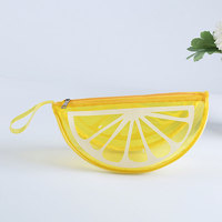 Kreatives Design Anpassen des Logos Wassermelone förmiger PVC-Reiß verschluss Kosmetischer Plastik beutel Wasserdichte süße Mini-Halbmond-Geldbörse