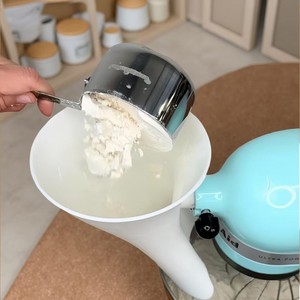 Accessoire pour batteur sur socle Kitchen Aid - Entonnoir à farine pour batteur sur socle, compatible avec Artisan KSM150, lavable au lave-vaisselle et écologique - Product Image 4