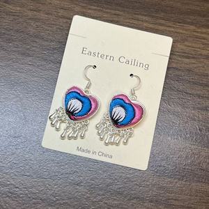 Pendientes Artesanales Étnicos con Bordado de Corazón y Borlas, Coloridos, Estilo Boho, de Tela, Colgantes, Joyería - Product Image 6