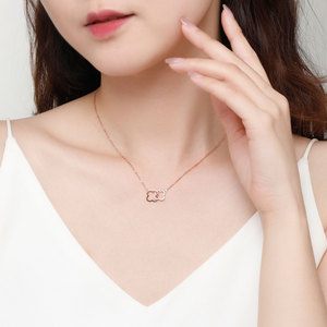 Collar con colgante de diamantes naturales y trébol de cuatro hojas doble entrelazado en oro rosa de 18 quilates para mujer, de Hong Kong Fine Jewelry Wholesaler - Product Image 5