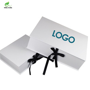 Cajas de Regalo Plegables de Cartón para Ropa con Cierre Magnético y Cinta Negra, Diseño Personalizado de Lujo en Color Blanco - Product Image 1