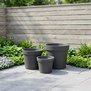 Ensemble de pots de fleurs d'extérieur modernes et minimalistes en plastique gris foncé pour jardin avec plantes vertes - Product Image 1
