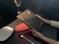 Porte-menu promotionnel classique en bois de teck avec attache en cuir à vis, format A4, gravé, pour maison de thé et restaurant, pour l'affichage des menus
