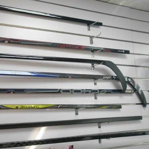 Bâton de hockey de marque haute performance en fibre de carbone hyper légère monobloc pour jeunes, avec pointe mi-basse/basse, pour la glace et le gazon - Product Image 6