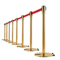 Poteau de signalisation empilable doré rétractable avec base à roulettes pour gestion de file d'attente aéroportuaire