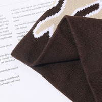 Gorro de punto acrílico personalizado estilo urbano con diseño de llamas, estilo hip-hop, con bloques de color y jacquard de llamas.