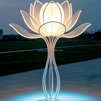 Sculpture lumineuse géante en forme de lotus à structure creuse (acier inoxydable + alliage d'aluminium + abat-jour en acrylique givré + LED RGB)