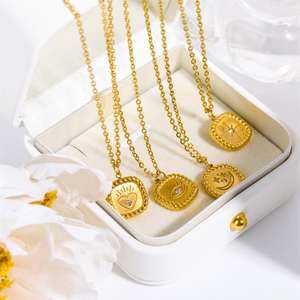 Collier pendentif carré vintage pour femme plaqué or 18 carats <span class=keywords><strong>avec</strong></span> motifs lune, étoile, cœur et mauvais œil - Acier inoxydable - Product Image 2