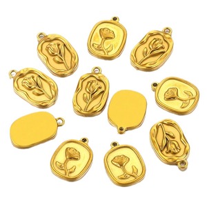 จี้ห้อยคอรูปดอกกุหลาบวินเทจลายนูน |   สแตนเลสสตีลเคลือบทอง 18K PVD สำหรับทำเครื่องประดับ |   กันน้ำ ป้องกันการแพ้ และไม่ซีดจาง - Product Image 5