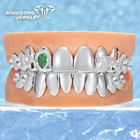 Grillz personnalisé en argent S925 avec pierre précieuse verte en forme de goutte, motif panthère, avec capuchons intégraux polis et détails floraux glacés sur les côtés, bijoux Hip Hop