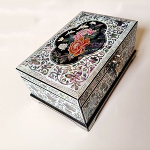 Caja Decorativa de Lacado Chino con Incrustaciones de Madreperla Pintada a Mano, Caja de Recuerdos, Regalo Artístico para el Día de San Valentín - Product Image 1