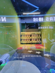 Il nuovo centro di gioco alla moda offre giochi di tiro dal vivo-giochi in cui i giocatori usano pistole vere per sparare ai bersagli per divertimento. - Product Image 6