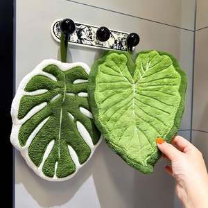 Toalla de mano de forro polar coral grueso con diseño de hoja, bonita y absorbente, con gancho colgante sin rastro para cocina y baño - Product Image 2