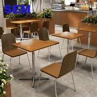 Ensemble de tables et chaises en bois de bouleau russe et contreplaqué marin, style minimaliste SEM, pour restaurant et café.