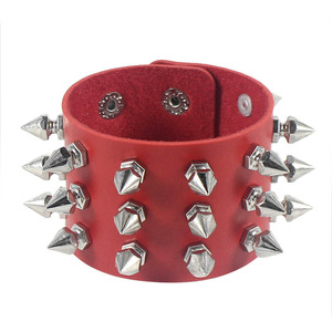 Bracciali Unisex in Stile Punk Europeo-Americano con Rivetti Conici in Pelle, Design Esagerato e Alla Moda - Product Image 3