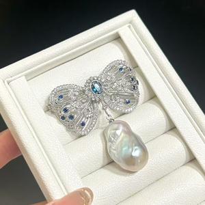 Broche en zirconium bleu incrusté de perles d'eau douce baroques, grande, irrégulière, lisse, en forme de nœud, fleur de poitrine, décorative avec motif numérique - Product Image 2