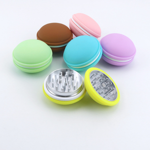 Vente en gros en vrac <span class=keywords><strong>Accessoires</strong></span> pour magasin de fumée Broyeur d'herbes en aluminium 2 parties Mini fraiseuse d'épices Broyeur d'herbes en métal Macaron frais - Product Image 2