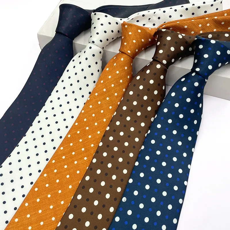 Gravata de marca de bolinhas de cor para homens, gravata de poliéster diretamente no atacado da fábrica