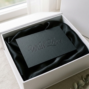 Cartes de remerciement de mariage personnalisées 150x100mm en carton noir 500GSM avec gaufrage à sec incolore et notes calligraphiées en cursive - Product Image 5