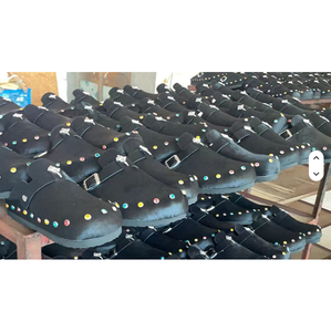 Zoccoli da Uomo Personalizzati in Pelle Scamosciata, Sandali Piatti Antiscivolo, Ciabatte Classiche su Misura - Product Image 5