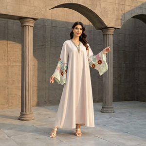 Abaya Crème à Broderie Florale avec Manches à Pompons pour Occasions Spéciales Commande en Gros - Product Image 1