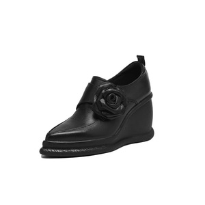 Zapatos de tacón alto de cuero para mujer, con plataforma de esponja, cinturón de flores, punta en pico, interior y exterior de cuero. - Product Image 1