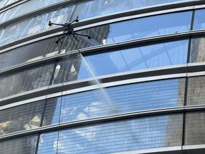 Dron de Limpieza para Edificios de Gran Altura con Luces LED, Monitoreo Eficiente en Tiempo Real, Sistema de Pulverización Inteligente, Control Remoto Preciso - Product Image 3