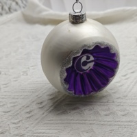 Réflecteur sphérique en verre violet à succès avec reflets argentés, idéal pour la décoration de Noël et des fêtes à la maison