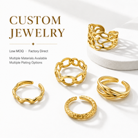 Mosen Maßgefertigtes Edelstahl-Ring-Sortiment OEM Gold Kreuzketten-Band für Mode-Shootings im Editorialschulungsstil