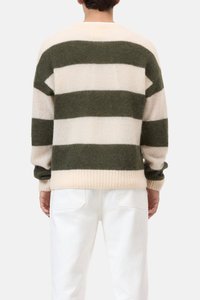 Suéter de punto afelpado con cuello redondo y rayas anchas para hombre, verde con bloques de color crema, tejido cepillado, ideal para invierno. - Product Image 3