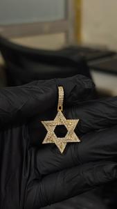 Colgante Estrella de David Chapado en Oro de 14k con Incrustaciones de Diamantes, Collar con Amuleto de Estrella Judía de Moissanita, Colgante Religioso de Estrella de Oro Estilo Hip Hop - Product Image 1