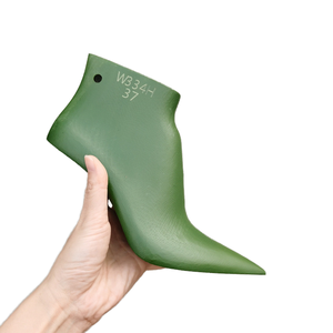 Embauchoirs élégants verts armée pour femmes, en plastique, anti-plis, pour talons fins de 9,5 cm, à bouche peu profonde, avec sangle à boucle - Product Image 5