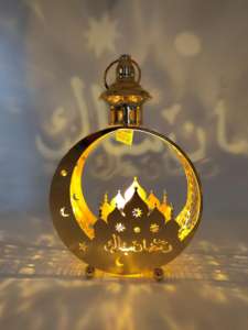 JL23191 Lanterna a <span class=keywords><strong>Mezzaluna</strong></span> Ramadan Fanous - Luce Decorativa Islamica in Metallo Dorato <span class=keywords><strong>con</strong></span> Ritagli di Moschea e <span class=keywords><strong>Stella</strong></span> - Product Image 2