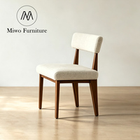 Chaise de salle à manger en bois massif de style moderne et simple, avec revêtement en tissu zèbre, idéale pour restaurant, café ou banquet.