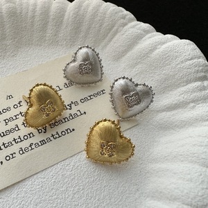 Boucles d'oreilles en argent S925 simples, élégantes, douces et fraîches, design vintage en forme de cœur avec motif papillon, personnalisées pour les femmes d'âge moyen - Product Image 1