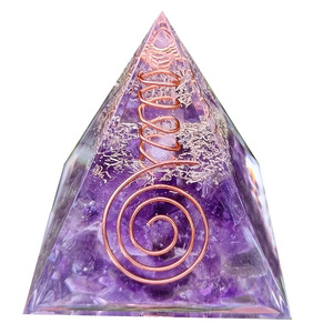 Pyramide en cristal d'améthyste avec spirale en cuivre, décoration de bureau Feng Shui, ornement artisanal en résine époxy violette - Product Image 5