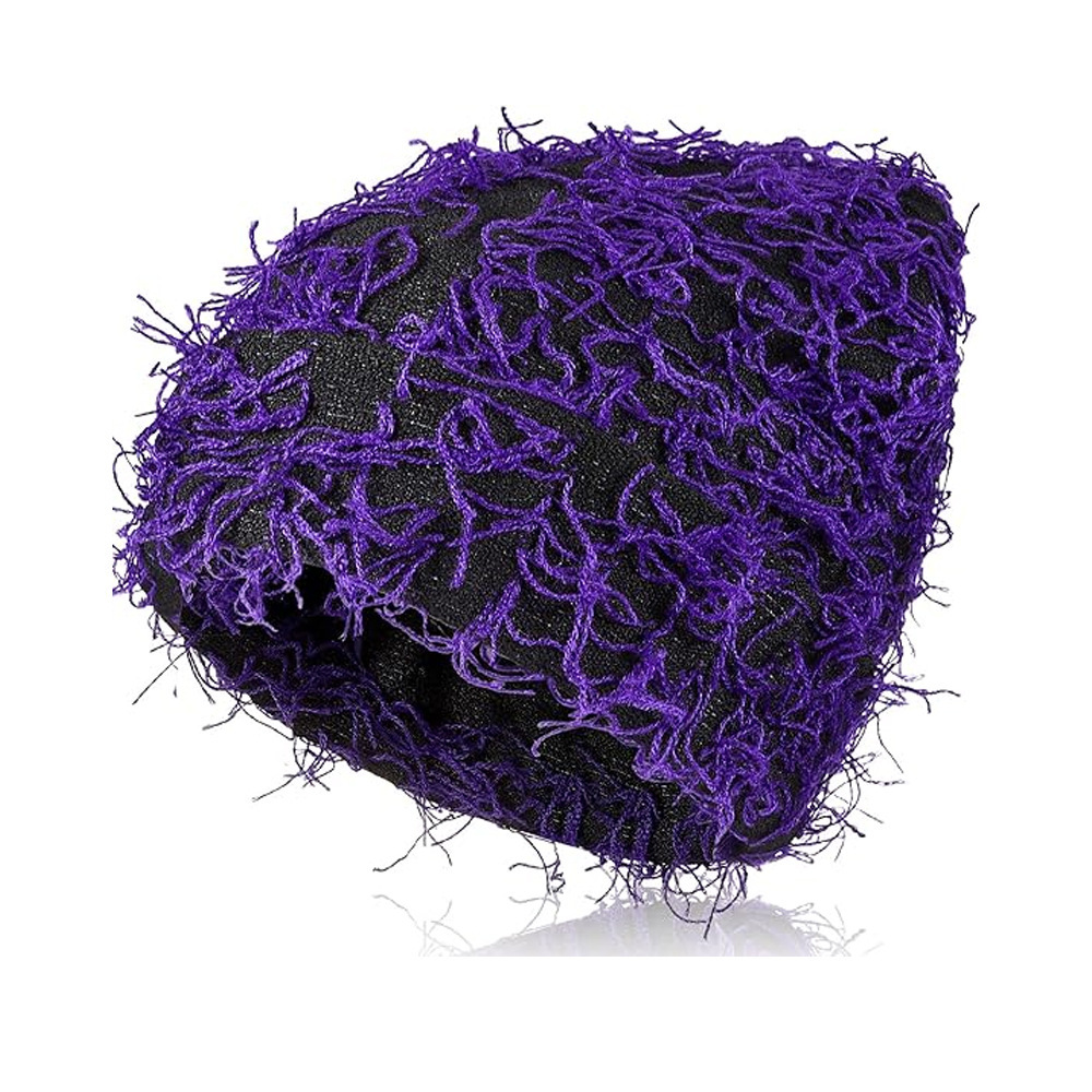 Barbe violette sur fond noir