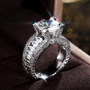Elegante Anello di Fidanzamento Classico Solitario per Donne, Gioiello in Ottone con Diamante Sintetico Scintillante, Idea Regalo - Product Image 1