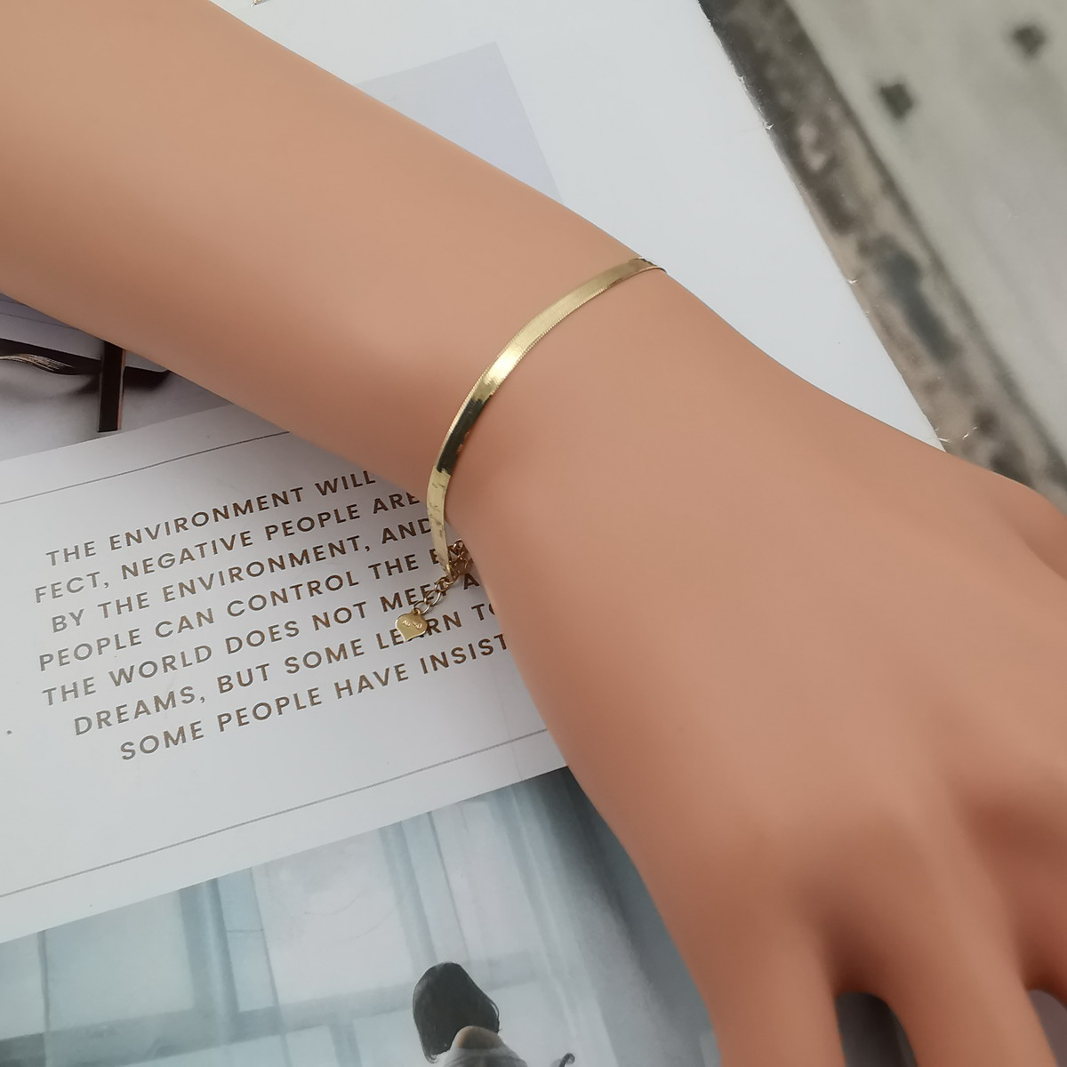 本物の18K AU750ゴールド製、幅広で光沢のあるスネークチェーン