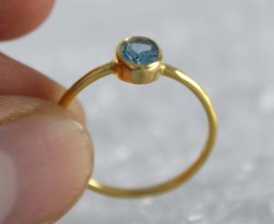 Anillo de Oro Amarillo de 14k con Topacio Azul Cielo Natural Ovalado de 5x7mm, Fabricante de Joyería - Product Image 2