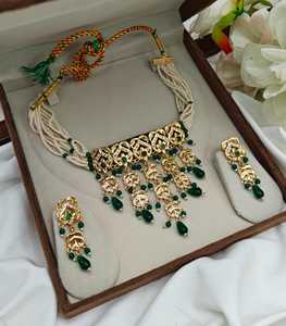 ชุดเครื่องประดับอินเดียแบบดั้งเดิมและทันสมัย ชุบทอง ประดับมุกโมไทเพิร์ลและคุนดัน พร้อมต่างหูและสร้อยคอแบบมาอากติกา สำหรับผู้หญิง - Product Image 1
