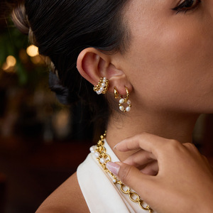 Pendientes de Aro con Perlas, Diseño Martillado en Oro de 18K, para Uso Diario Femenino - Product Image 4