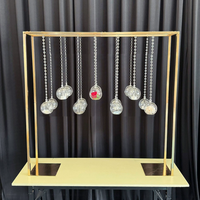 Support de décoration de table de mariage suspendu en métal, cadre de centre de table en métal doré avec boules de cristal suspendues pour fête de mariage